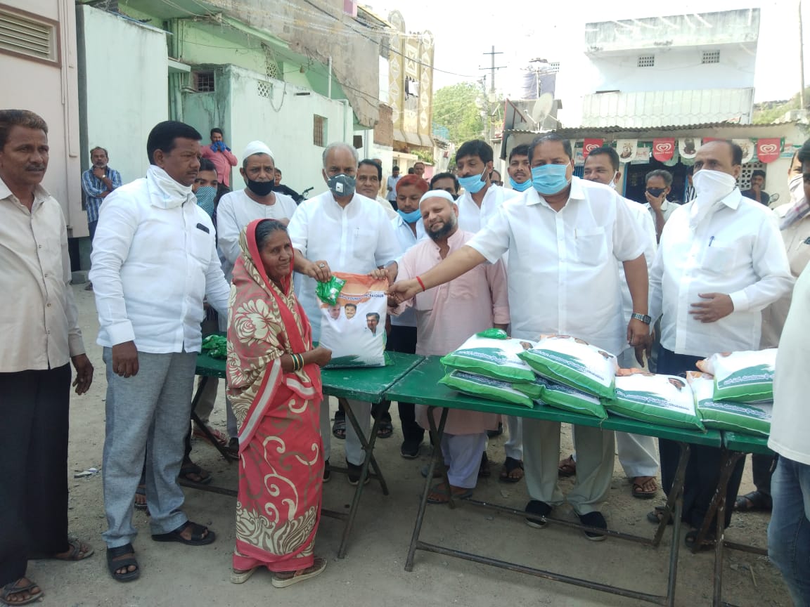 ಶ್ರೀ ಎನ್ ಎಸ್ ಬೋಸ್ ರಾಜು ಇವರಿಂದ ಬಡ ಕುಟುಂಬಗಳಿಗೆ ಕಿಟ್ ವಿತರಣೆ .