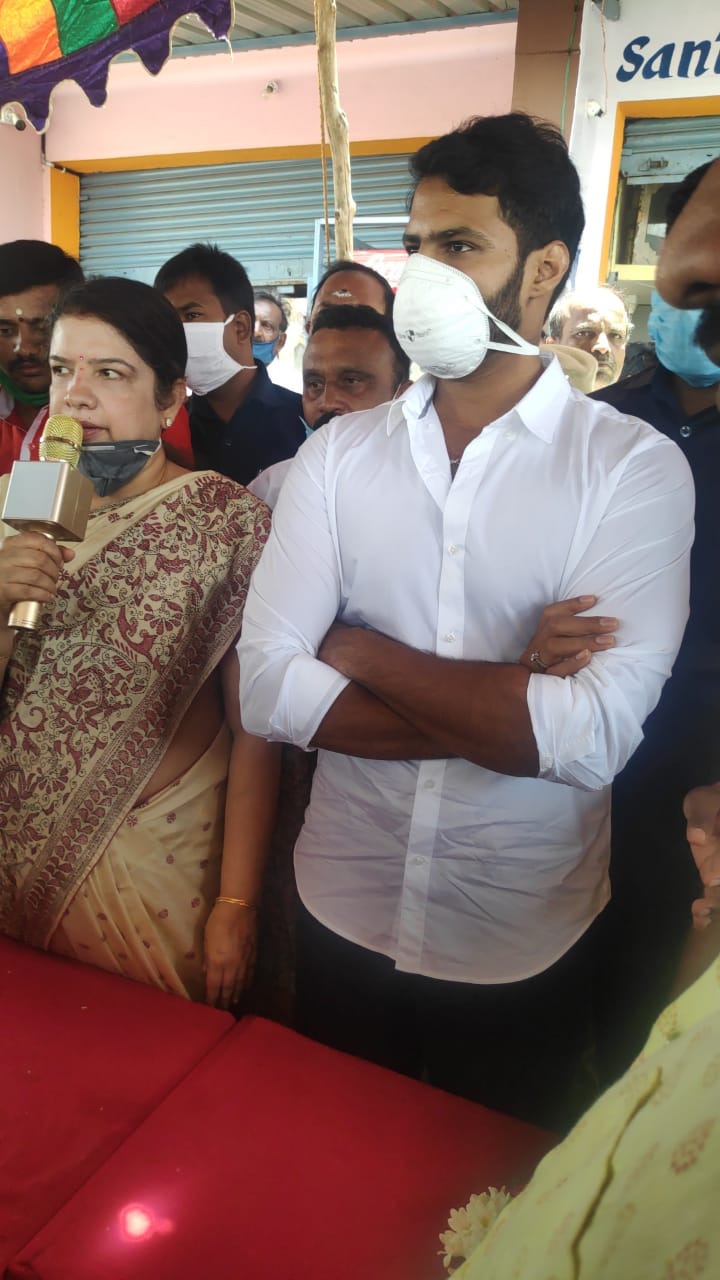 ಶಾಸಕಿ ಅನಿತಾ ಕುಮಾರಸ್ವಾಮಿಯವರು ಮತ್ತು ನಿಖಿಲ್ ಕುಮಾರಸ್ವಾಮಿಯವರಿಂದ ದಿನಸಿ ಕಿಟ್ ವಿತರಣೆ.