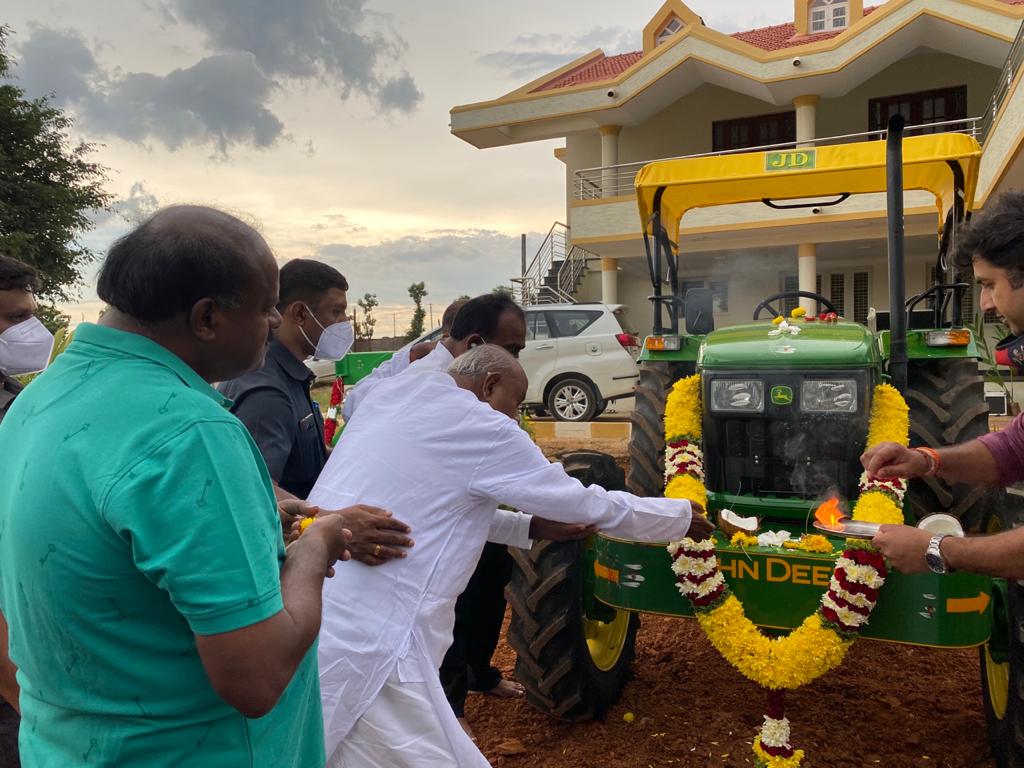 ಟ್ರ್ಯಾಕ್ಟರ್  ಖರೀದಿಸಿದ ಎಚ್ಡಿಕೆ ಕೃಷಿ  ಚಟುವಟಿಕೆಯಲ್ಲಿ ನಿರತ ಮಾಜಿ ಸಿಎಂ .