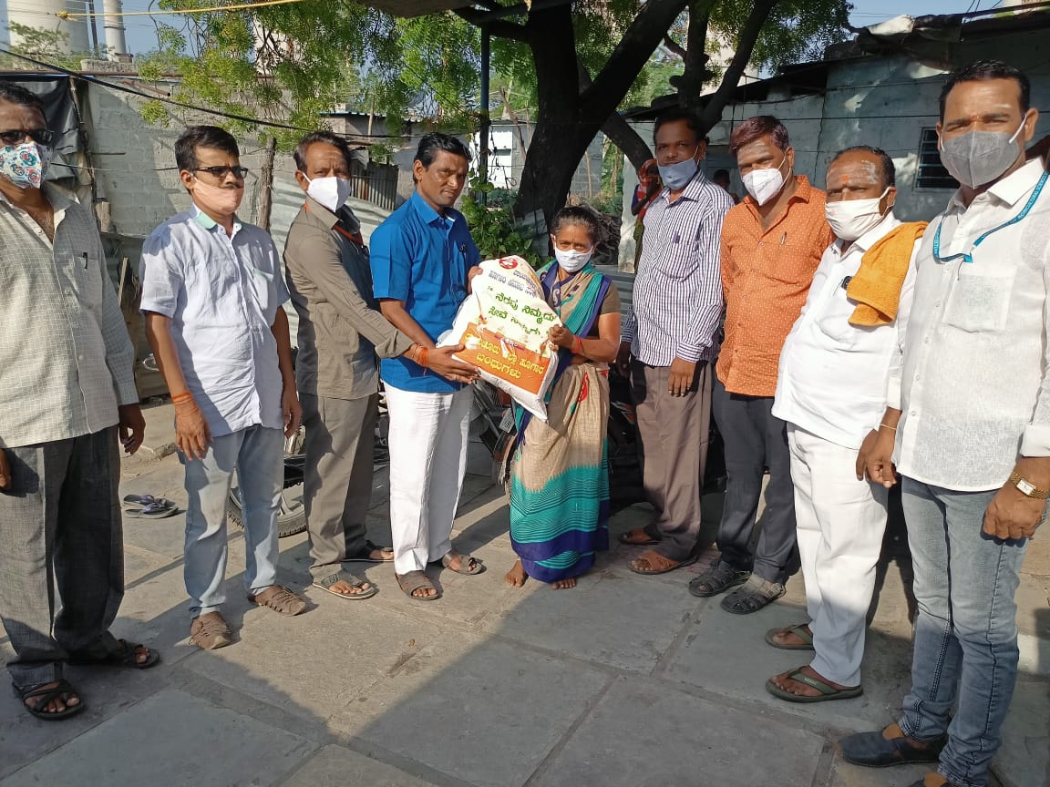 ಹೂಗಾರ ಸಮಾಜದಿಂದ ಆಹಾರ ಕಿಟ್ ವಿತರಣೆ 