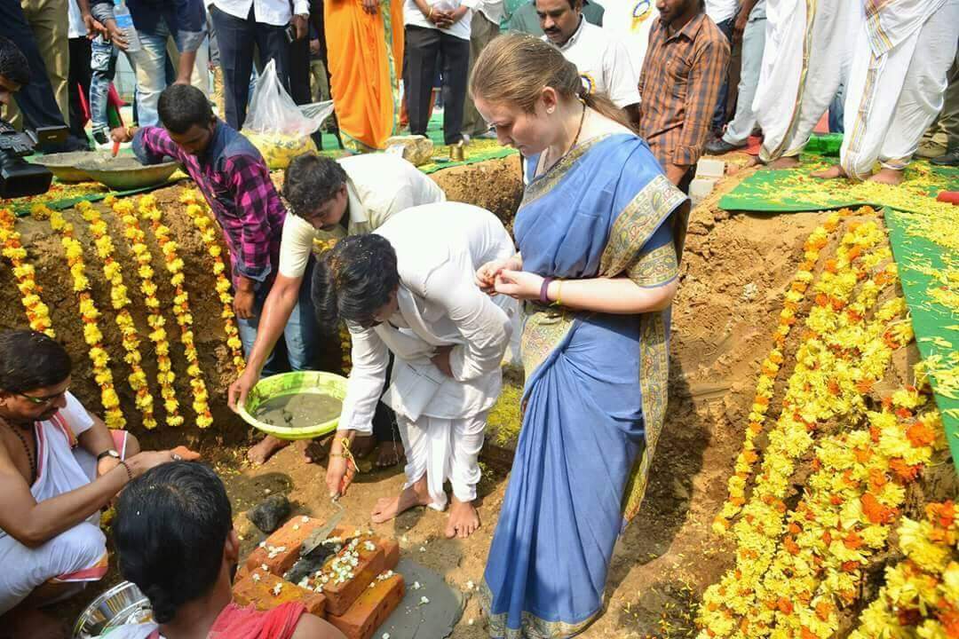 ಜನಸೇನ ಪಾರ್ಟಿಯ ಪಕ್ಷದ ಮುಖ್ಯಸ್ಥ ಪವನ್ ಕಲ್ಯಾಣ್ ಅವರ ಪತ್ನಿ ಅನ್ನಾ ಲೆಜ್ನೆವಾ 