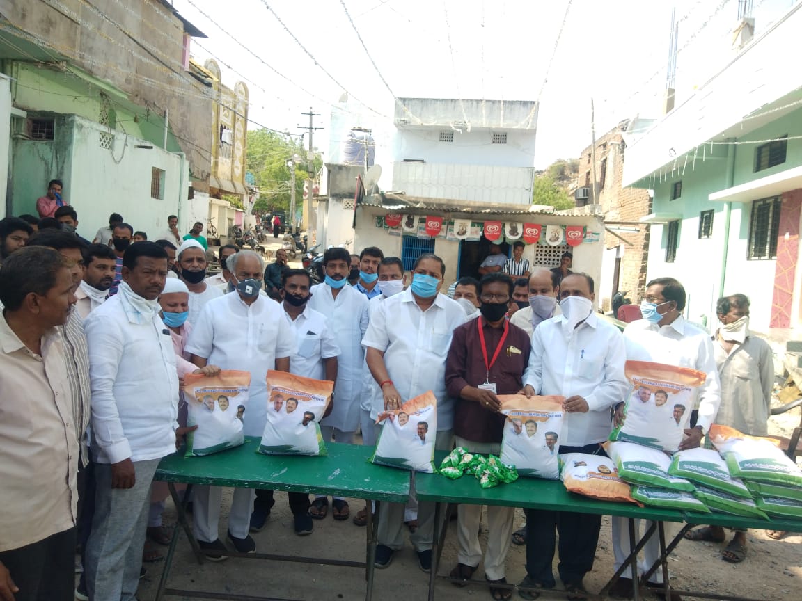 ಶ್ರೀ ಎನ್ ಎಸ್ ಬೋಸ್ ರಾಜು ಇವರಿಂದ ಬಡ ಕುಟುಂಬಗಳಿಗೆ ಕಿಟ್ ವಿತರಣೆ .