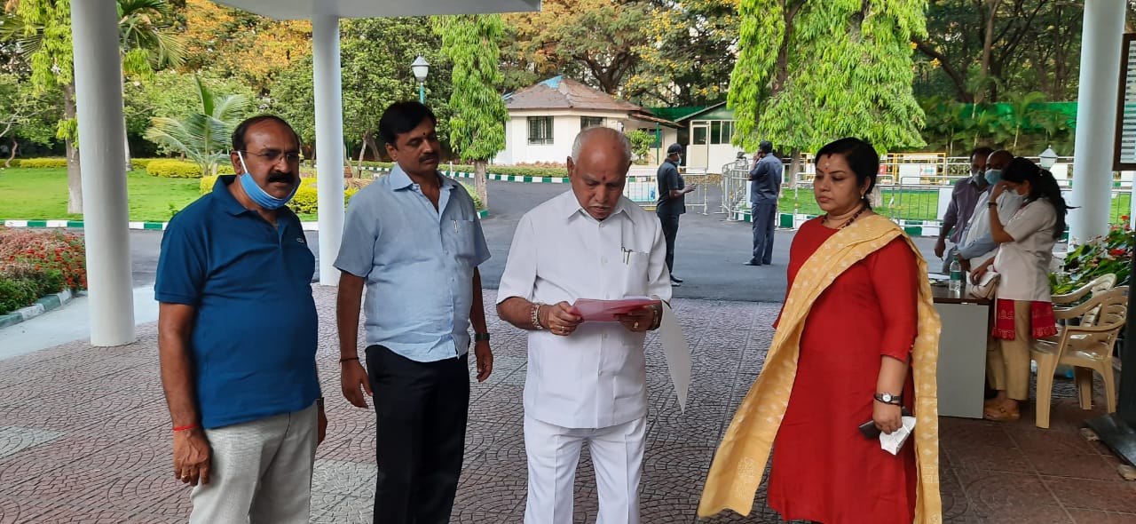 ನಟಿ ಶ್ರೀ ಮತಿ ತಾರ ಅನುರಾಧ ಅವರಿಂದ ಮುಖ್ಯಮಂತ್ರಿಗಳಿಗೆ ಮನವಿ ಪತ್ರ .
