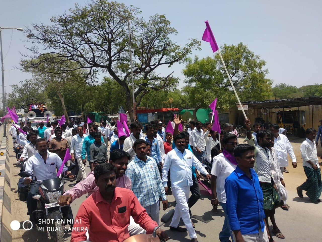 ಅಸ್ಪರ್ಶ್ಯ ಮಾದಿಗ ಜನಾಂಗ ಅಭ್ಯರ್ಥಿಗೆ ಭಾರಿ ಬೆಂಬಲ ತೋರಿಸುವ ಮುಖಾಂತರ ನಾಮಪತ್ರಸಲ್ಲಿಕೆಯ ಕಾರ್ಯಾಕ್ರಮದಲ್ಲಿ ಬಾಗಿಯಾಗಿದ್ದರು. 