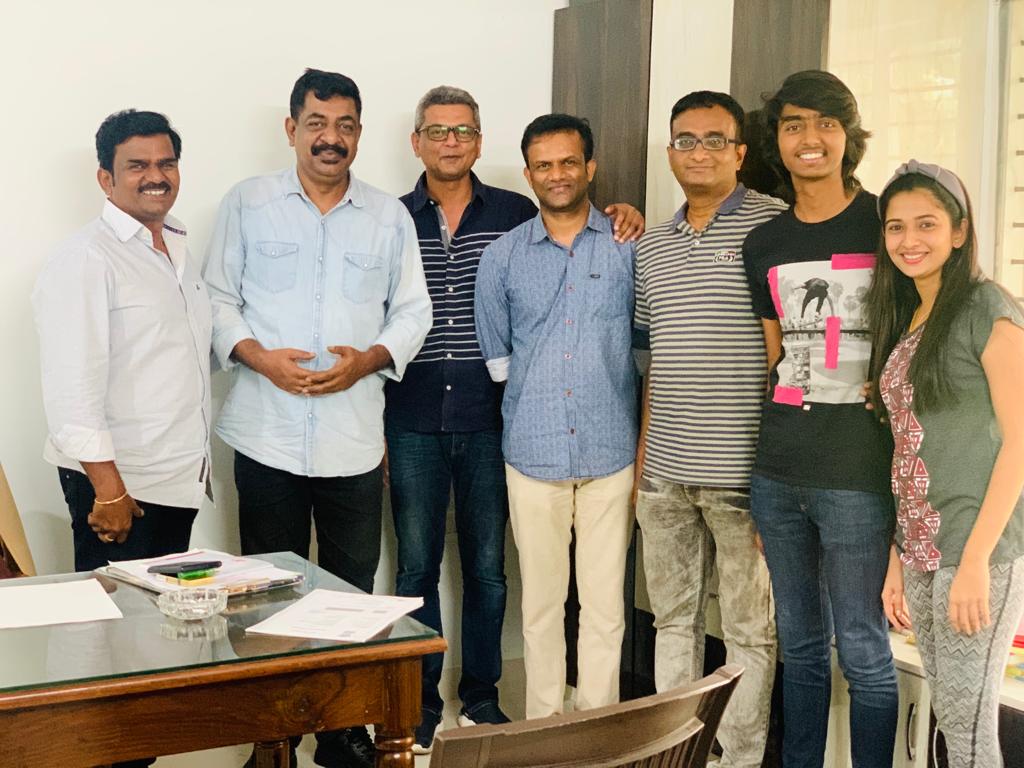 ದಾವಣೆಗೆರೆಯ ಹುಡುಗ ನಾಯಕ ನಟ.