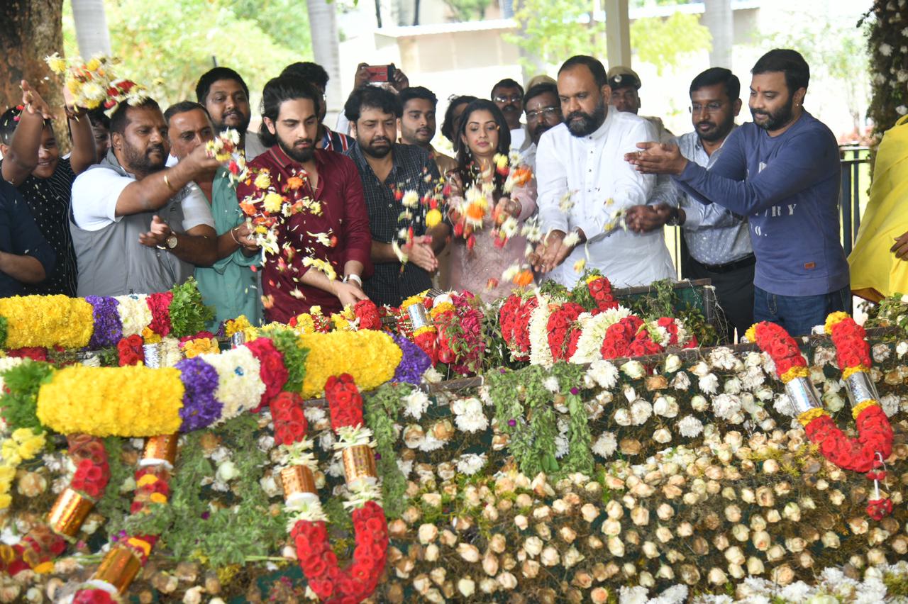 ಅಪ್ಪು ಸಮಾಧಿಯ ಮುಂದೆ "ಬನಾರಸ್" ಚಿತ್ರದ ಫಸ್ಟ್ ಲುಕ್ ಹಾಗೂ ಮೋಷನ್ ಪೋಸ್ಟರ್  ಬಿಡುಗಡೆ. 