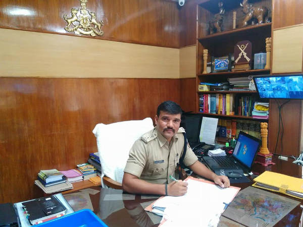 ಕರ್ನಾಟಕದ ಸಿಂಗಂ ಐಪಿಎಸ್ ಅಧಿಕಾರಿ ರವಿ ಚೆನ್ನಣ್ಣನವರ್ ಮೈಸೂರಿನಿಂದ ಬೆಂಗಳೂರಿಗೆ ವರ್ಗಾವಣೆಯಾಗಿ ಇಂದು ಪಶ್ಚಿಮ ವಿಭಾಗದ ಡಿಸಿಪಿಯಾಗಿ ಅಧಿಕಾರ ಸ್ವೀಕರಿಸಿದ್ದಾರೆ.