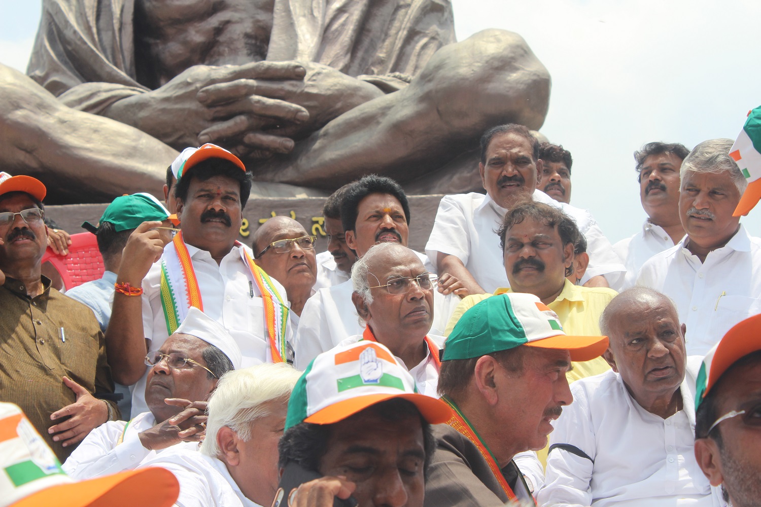 ರಾಜಪಾಲ ಮತ್ತು ಬಿಜೆಪಿ ಯನ್ನು ವಿರೋಧಿಸಿ ಘೋಷಣೆಗಳನ್ನ ಕೂಗಿದರು.