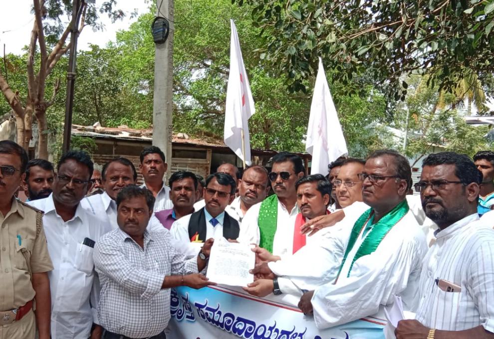 ಸಿರವಾರ ಗುಡ್ಡದ ಮೇಲಿನ ಪವಿತ್ರ ಶಿಲುಭೆ ದ್ವಂಸ ಕಿಡಿಗೇಡಿಗಳ ಪತ್ತೆಗೆ ಕ್ರೈಸ್ತ ಸಮುದಾಯದಿಂದ ಮೌನ ಪ್ರತಿಭಟನೆ.