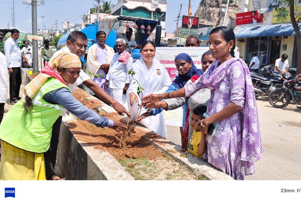 ಯುವಕರು ತಮ್ಮ ಬರ್ತ್ಡೆಗೆ ಪಟಾಕಿ ಹಚ್ಚುವ ಬದಲು ಒಂದು ಸಸಿ ನಡಿ ಕುಮಾರಿ ಅಕ್ಕ ಪ್ರ.ಪೀತ.ಬ್ರ,ಈ.ವಿಶ್ವಾವಿದ್ಯಾಲಯ.