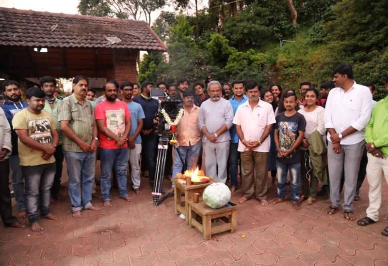 ಆಯುಧ ಪೂಜೆ* ಯಂದು  *ಕಸ್ತೂರಿ ಮಹಲ್* ಗೆ ಕುಂಬಳಕಾಯಿ.