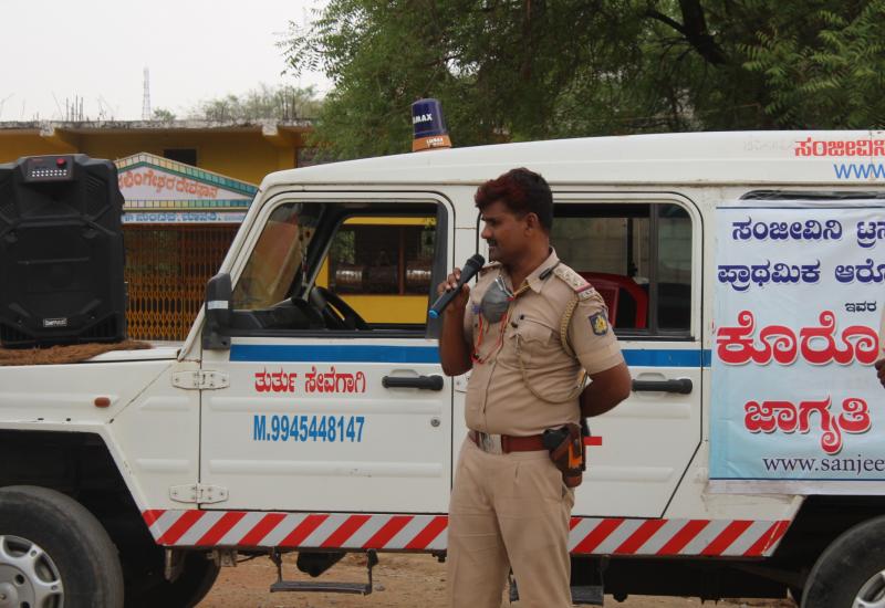 ಮಾನ್ವಿ ಪೋಲಿಸ್ ಅಧಿಕಾರಿಯವರಿಂದ ಕೊರೋನಾ ಜಾಗೃತಿ. 