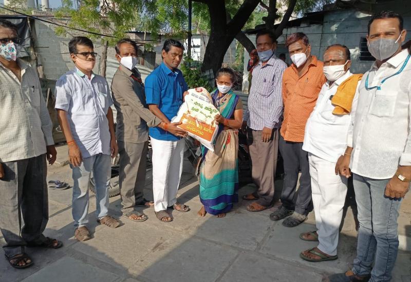 ಹೂಗಾರ ಸಮಾಜದಿಂದ ಆಹಾರ ಕಿಟ್ ವಿತರಣೆ 